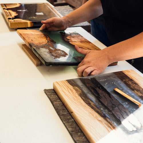  Fertige Epoxidharz-Servierbretter aus Holz in verschiedenen Designs – Ergebnisse aus dem Kurs bei Birdy Holzdesign in Hamburg