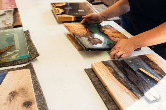  Fertige Epoxidharz-Servierbretter aus Holz in verschiedenen Designs – Ergebnisse aus dem Kurs bei Birdy Holzdesign in Hamburg