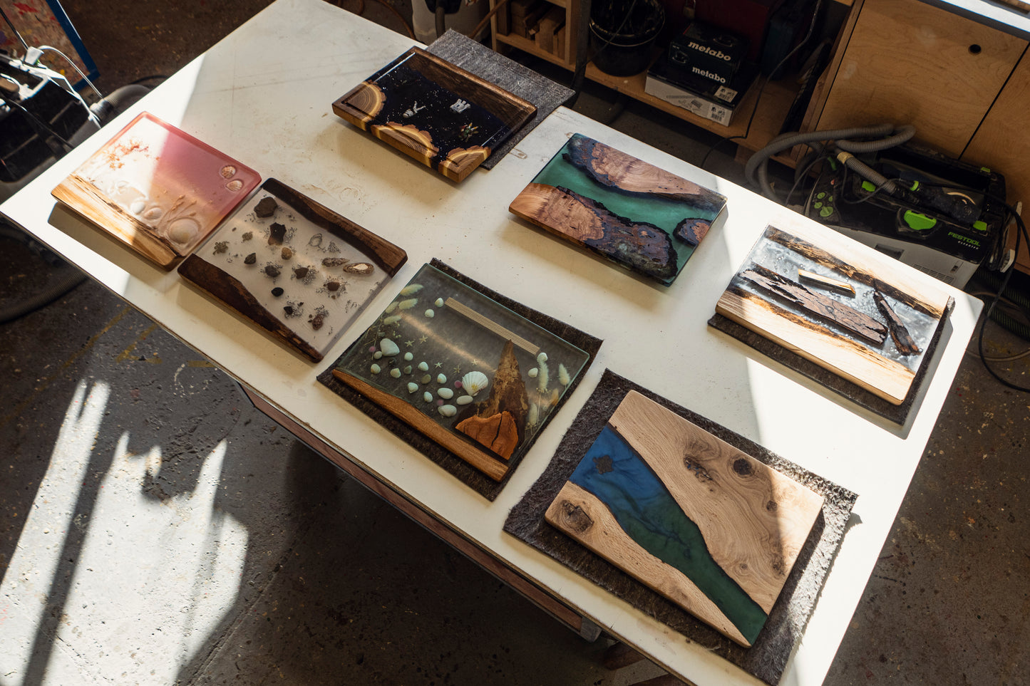 Übersicht aller fertigen Epoxidharz-Servierbretter der Kursteilnehmer – einzigartige Designs aus Holz und Epoxy, Birdy Holzdesign Hamburg