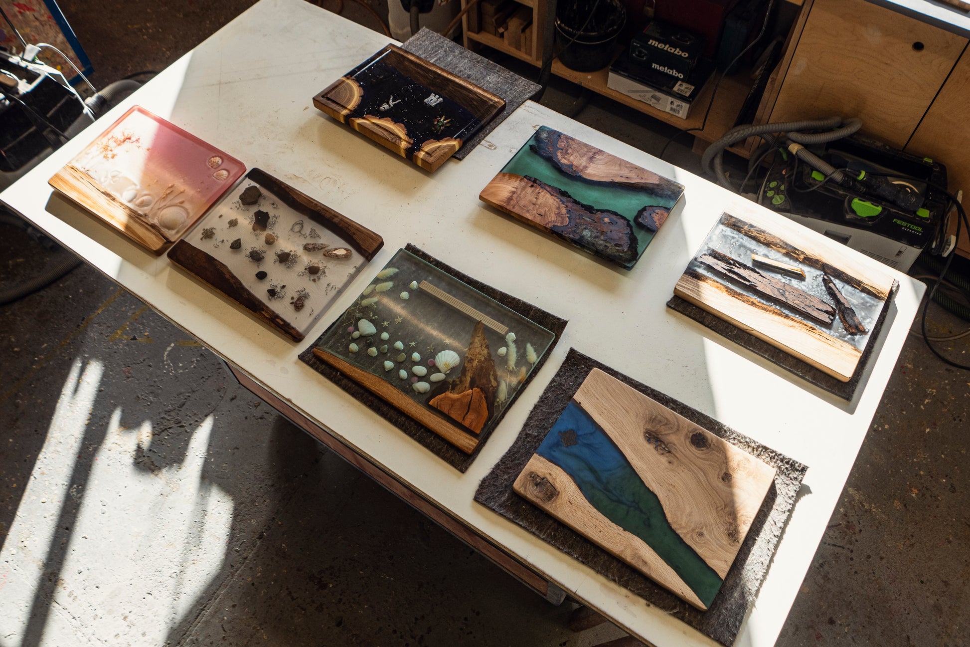 Übersicht aller fertigen Epoxidharz-Servierbretter der Kursteilnehmer – einzigartige Designs aus Holz und Epoxy, Birdy Holzdesign Hamburg