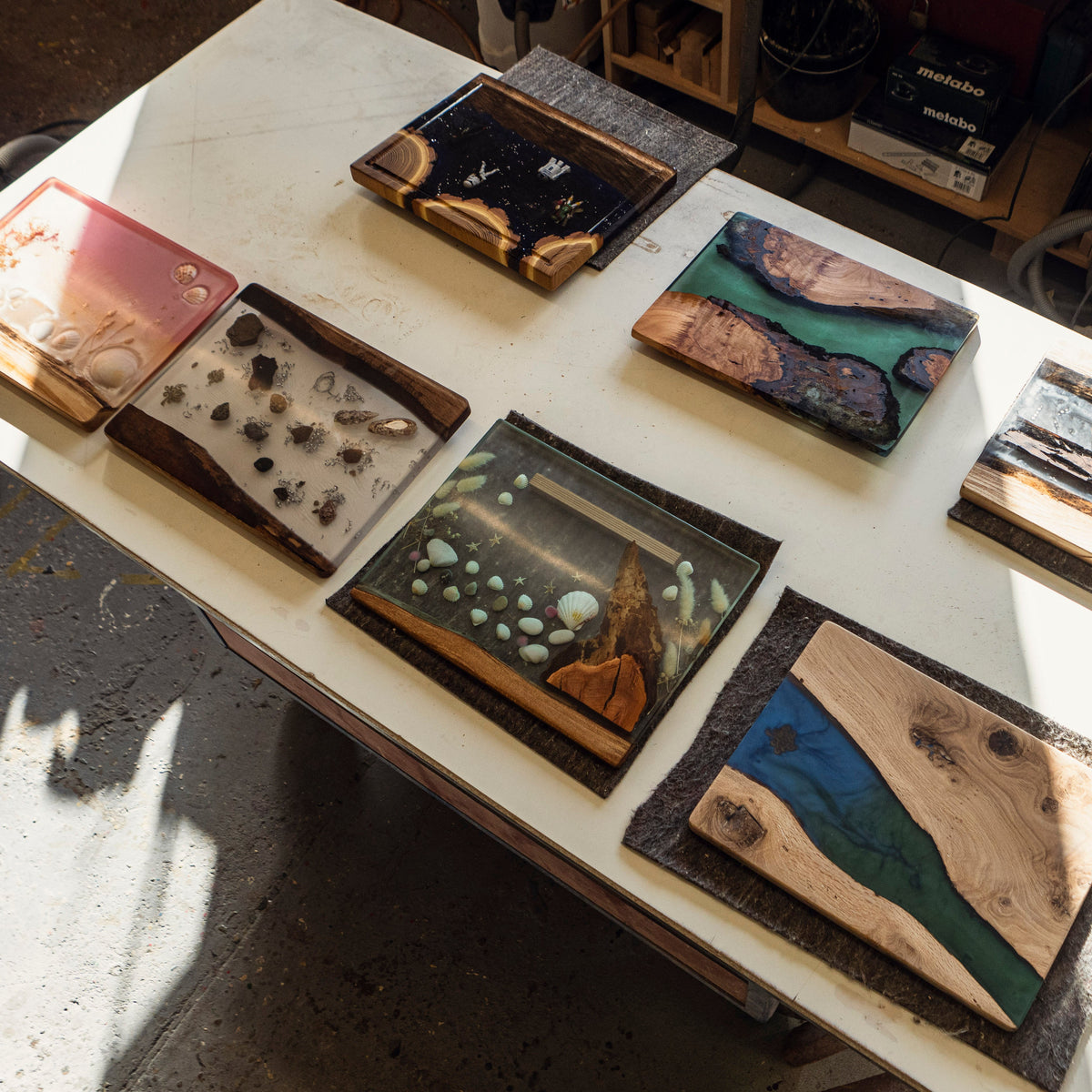 Übersicht aller fertigen Epoxidharz-Servierbretter der Kursteilnehmer – einzigartige Designs aus Holz und Epoxy, Birdy Holzdesign Hamburg